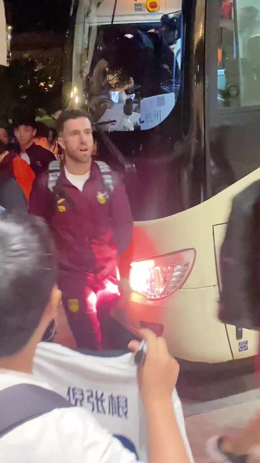 韋世豪嚇得箭步逃跑！國足深夜到酒店差點被摁在車頭不讓走