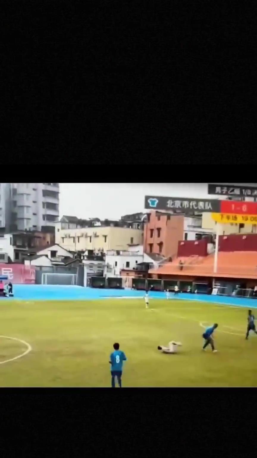 太可怕了！全運會驚現(xiàn)殺人足球，球員將對手直接踢骨折