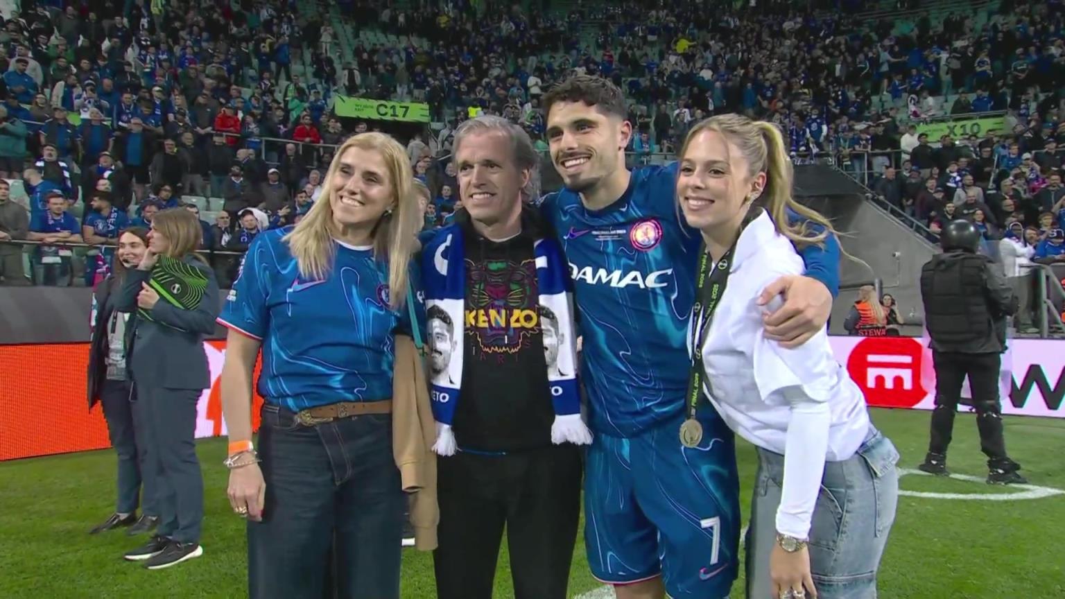 內(nèi)托好福氣！奪冠后高顏值女友來合照，身材相當(dāng)哇塞！