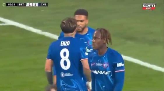 繼續(xù)干！恩佐進球后給了詹姆斯一巴掌，兩人頂頭互相打氣