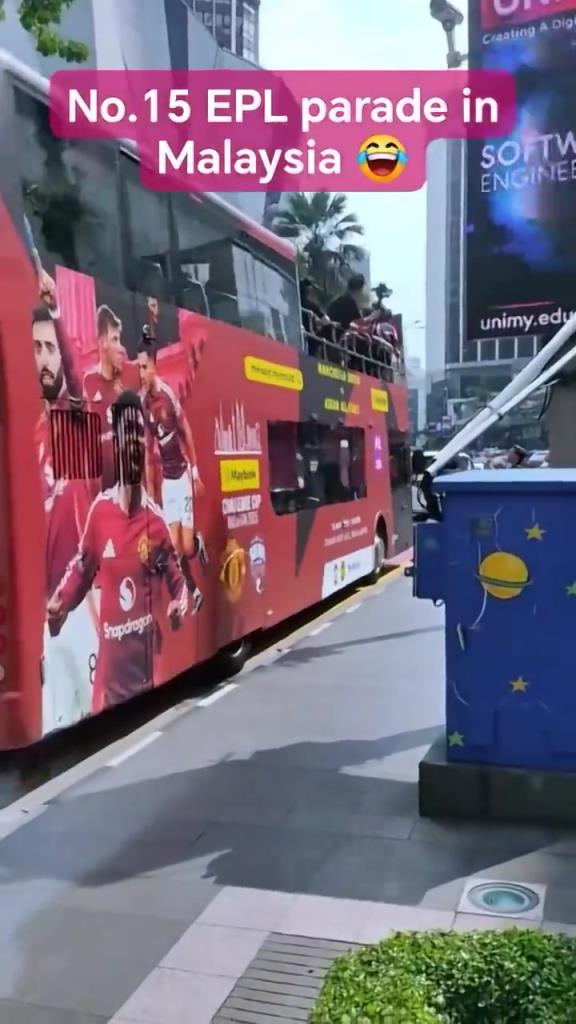 游街示眾？曼聯(lián)在馬來西亞街頭大巴游行，球迷笑噴