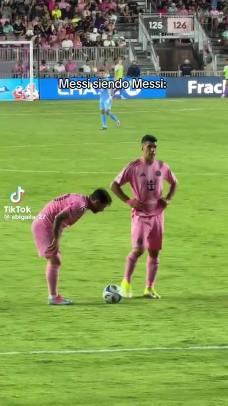 哈哈！梅西擺任意球偷偷往前挪被裁判抓包