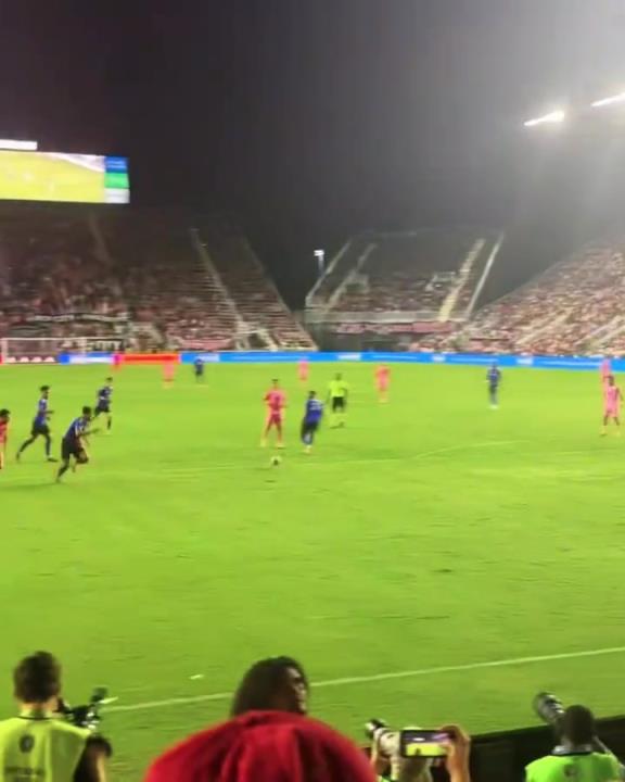 梅老板為了給蘇亞雷斯送個助攻，也是拼了啊