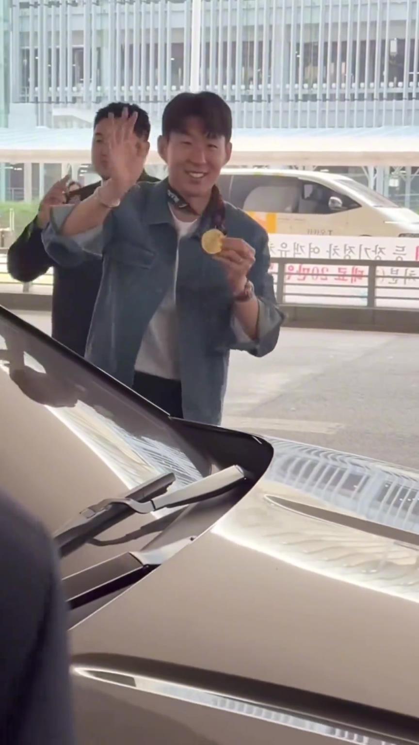 衣錦還鄉(xiāng)！孫興慜返回韓國，眾多女球迷讓其把歐聯(lián)獎牌戴上