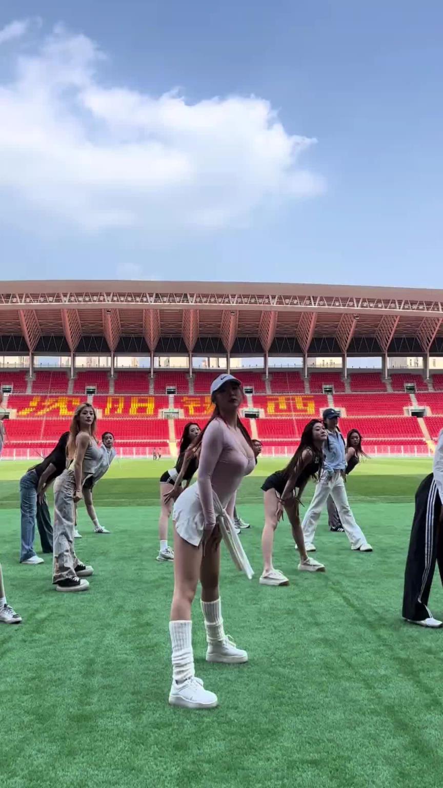 好看！在彩排的遼寧鐵人啦啦隊小姐姐們