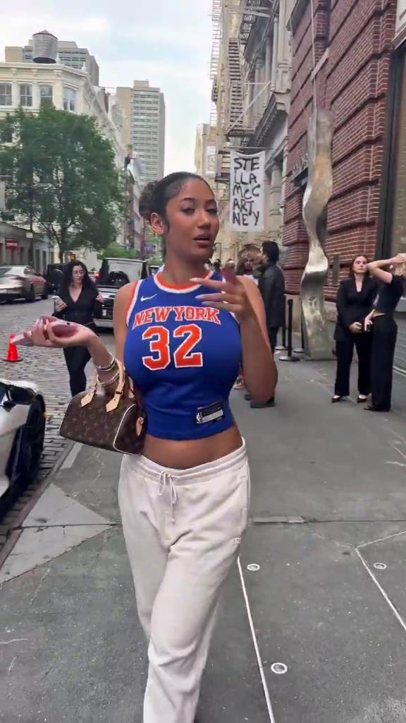 哇塞！一豐滿尼克斯女球迷身穿唐斯球衣，真是太吸引眼球了