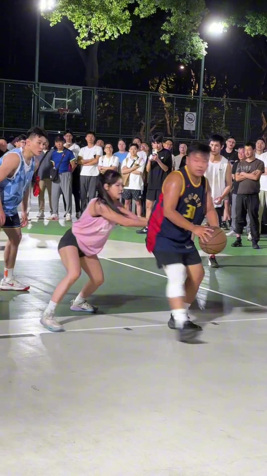 這哥們看見防自己的是女生，一個勁背打，球也不傳了